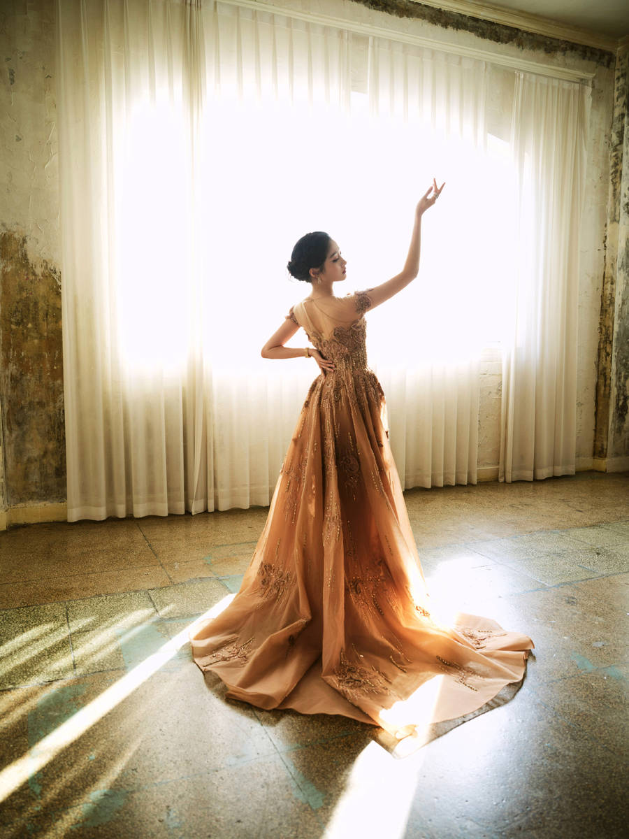 关晓彤身穿香槟粉鎏金纱裙 回眸一笑一眼万年