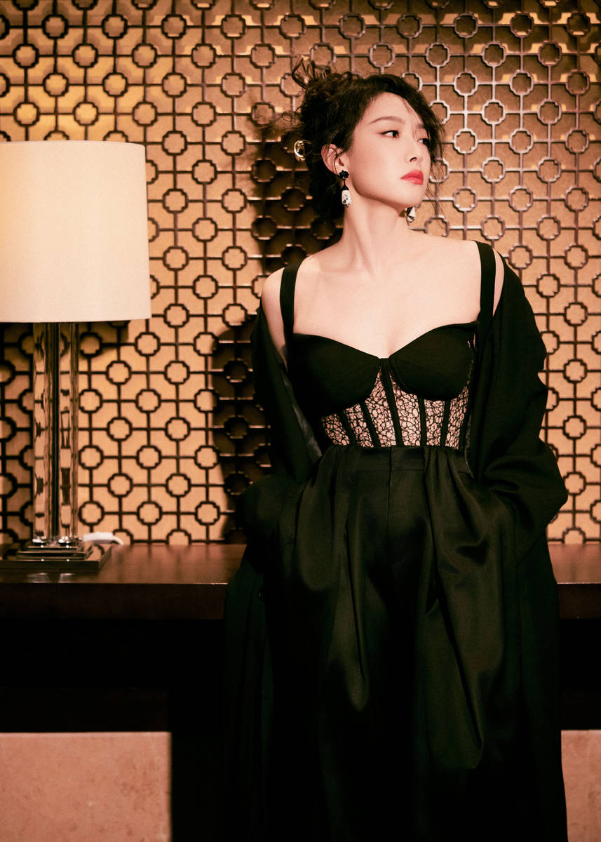 宋茜穿黑色蕾丝胸衣好性感 All Black造型又美又飒