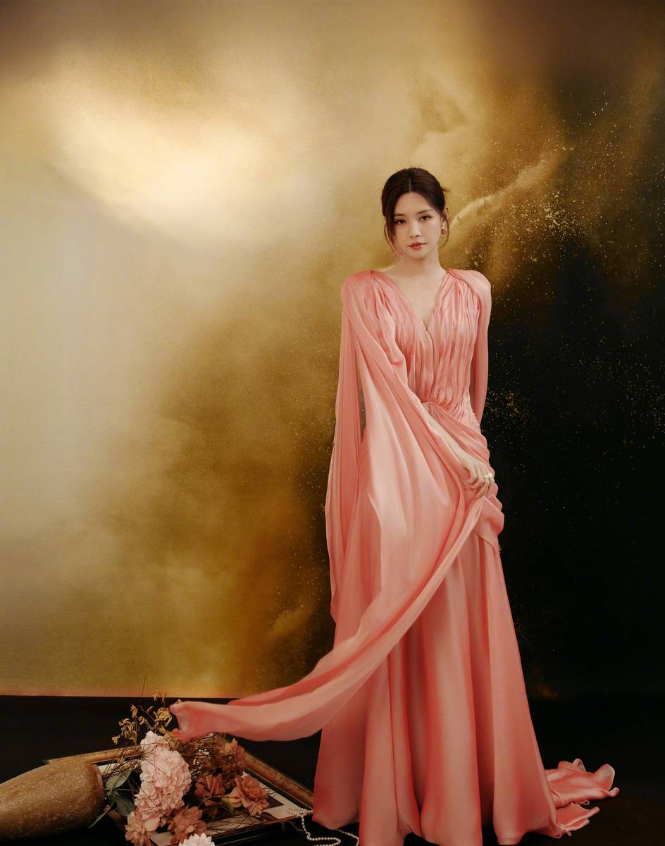 沈梦辰穿深V长裙温婉知性 手持蝴蝶饰品眼神灵动