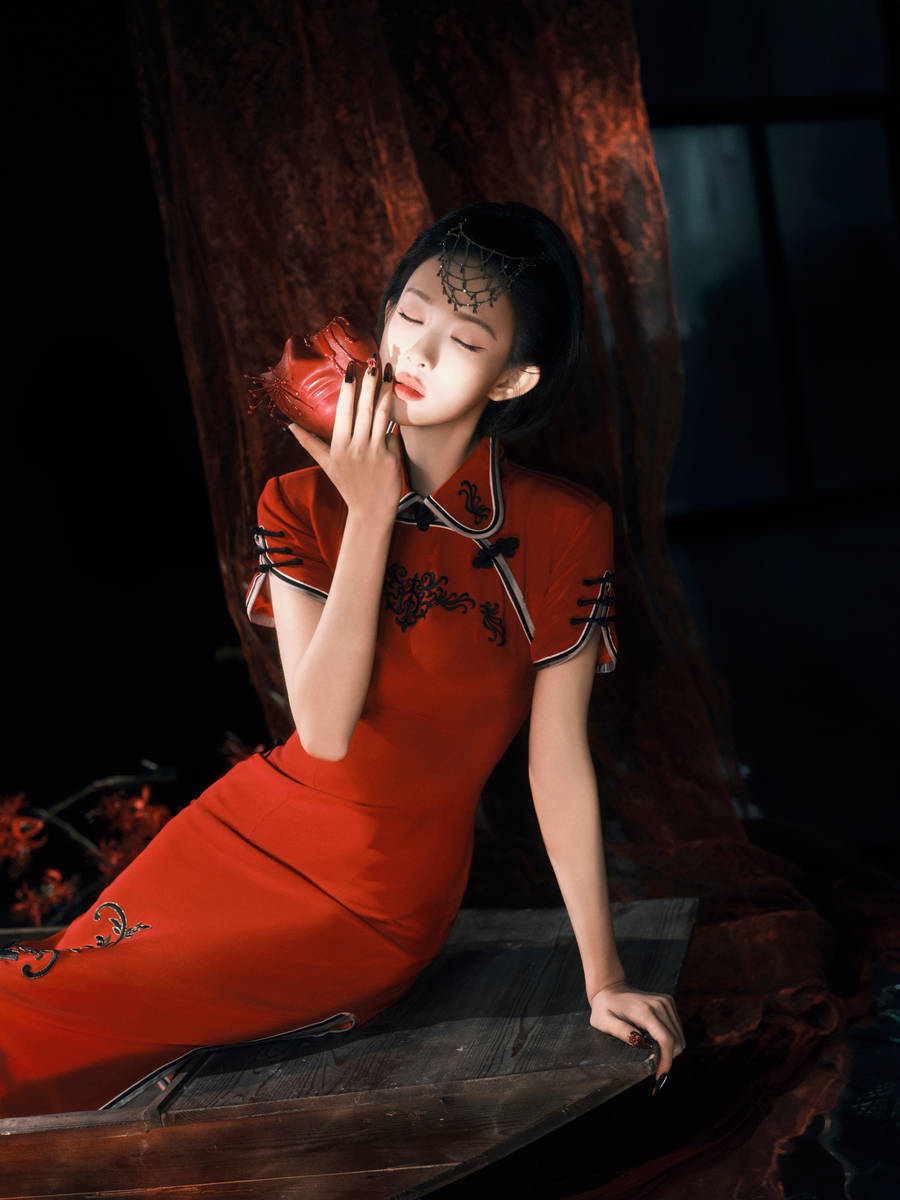 孟子义穿红色旗袍身姿曼妙 手持羽毛扇冷艳动人