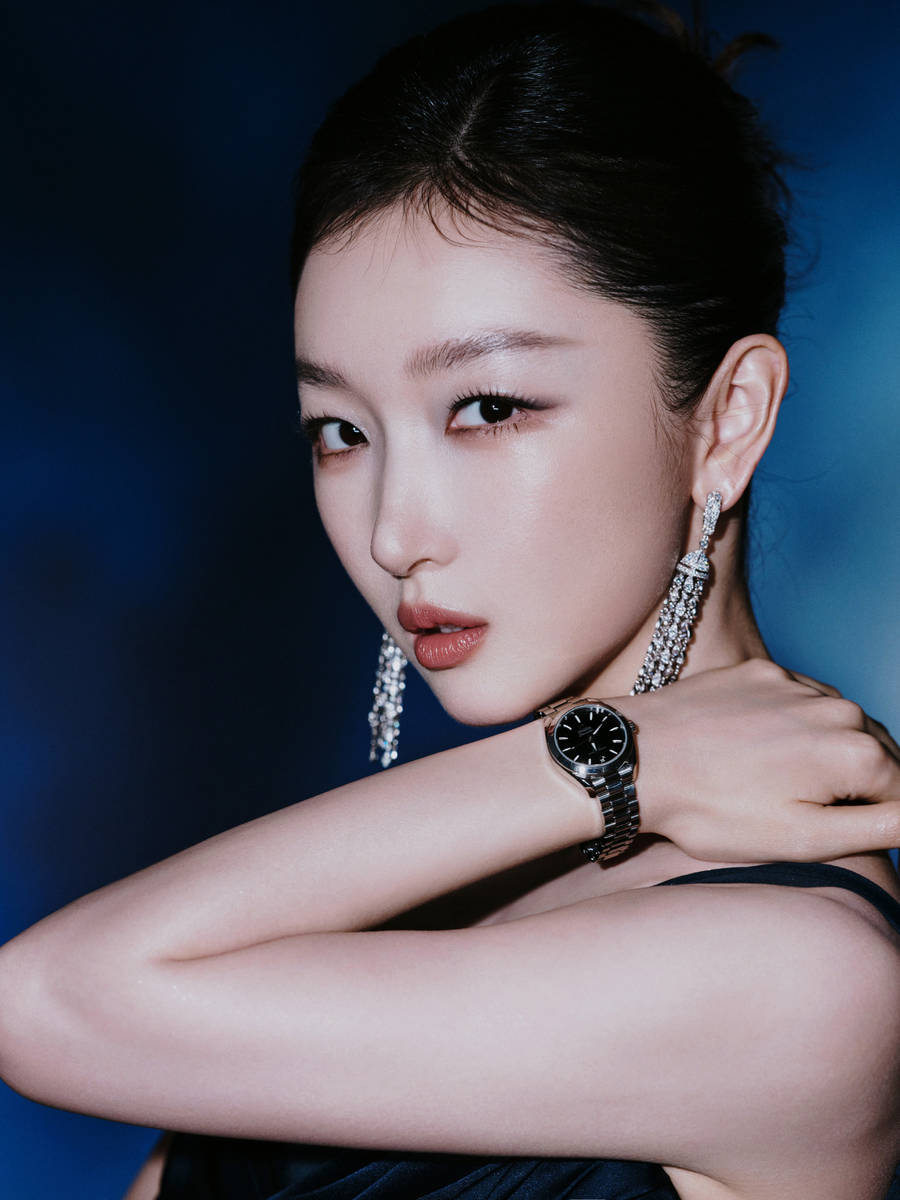 周冬雨穿黑色礼服腰肢纤细 梳复古盘发气质优雅