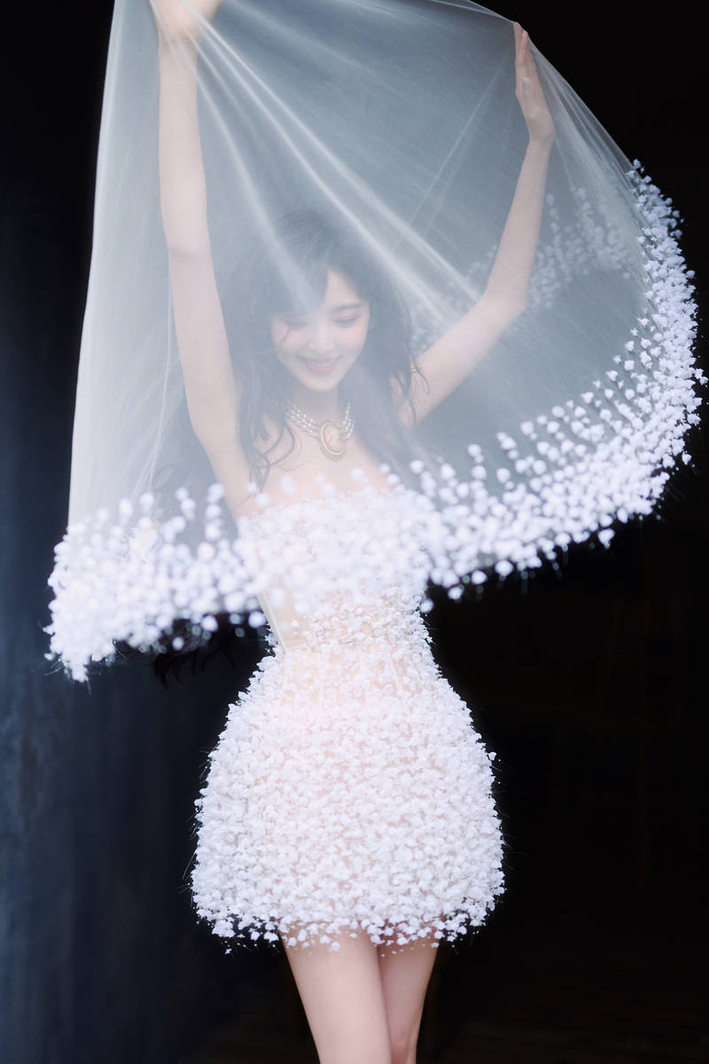 章若楠一身白裙清纯梦幻 戴碎花头纱纯欲感十足