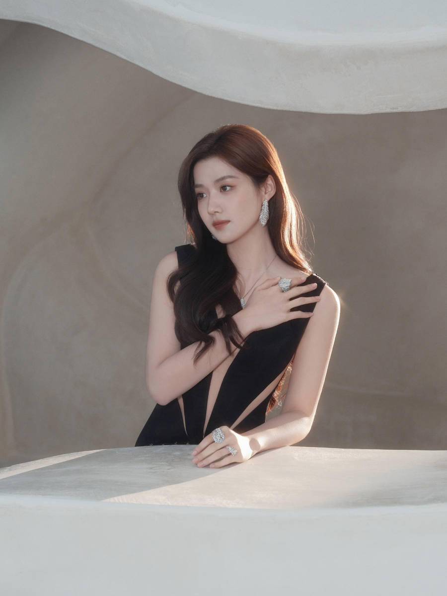 卢昱晓穿黑色镂空透视裙性感迷人 深V开到腰太惹眼