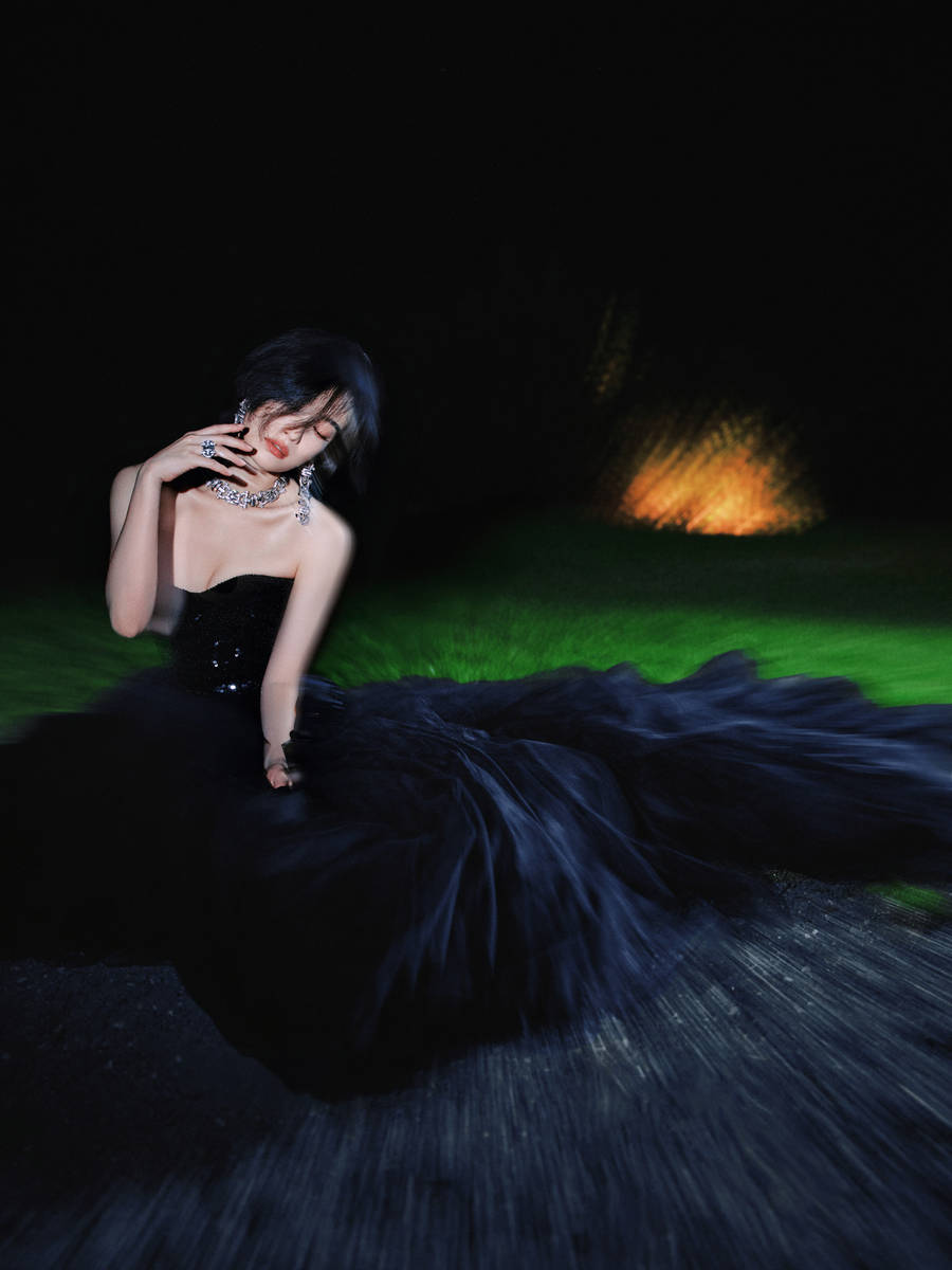 倪妮穿抹胸长裙性感魅惑 黑发红唇眼神妩媚撩人