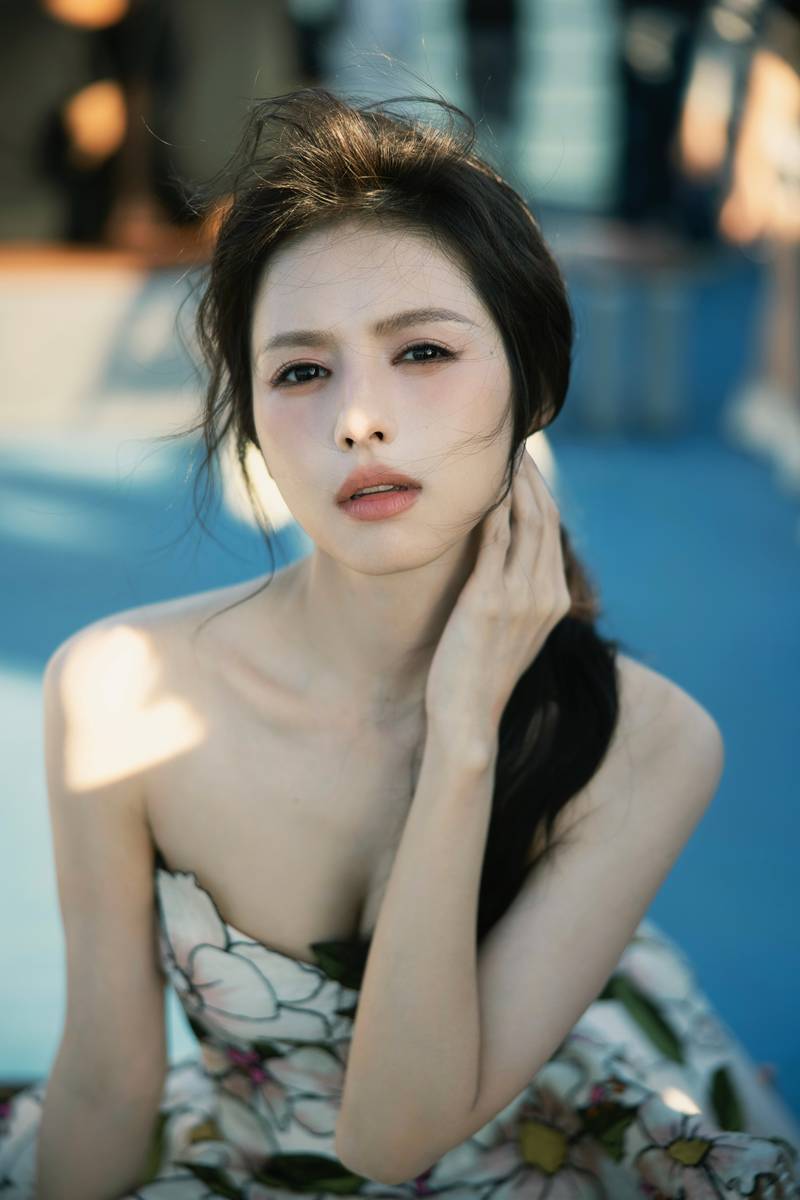 鹤男化身落跑公主清冷回眸 扎单麻花辫氛围感拉满