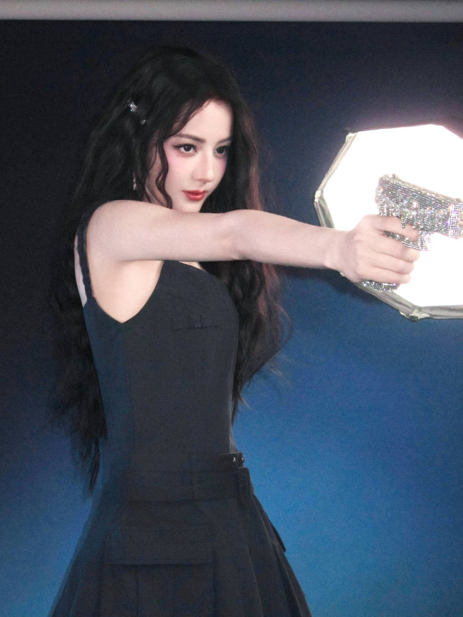 迪丽热巴穿吊带裙身材窈窕 对镜甜笑又纯又欲