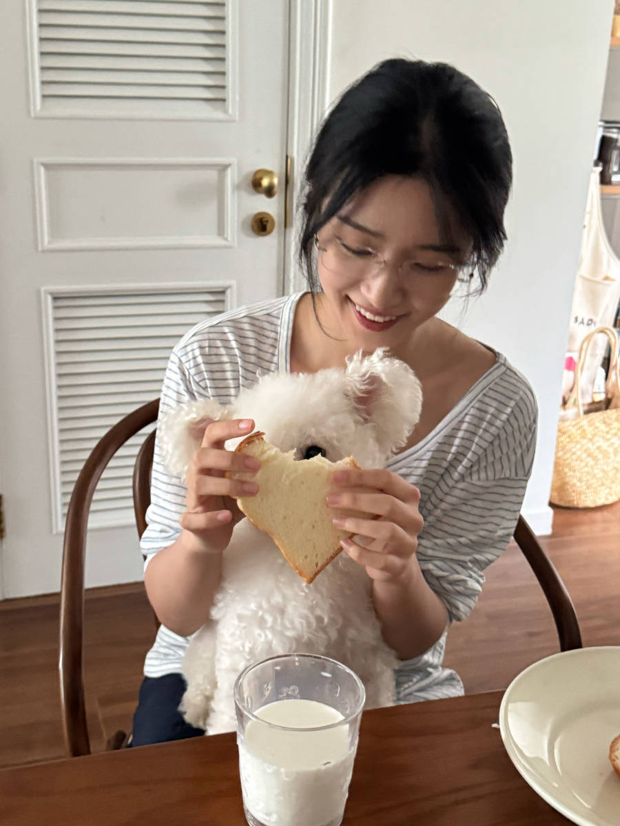 卢昱晓穿单肩上衣与小狗互动 回眸浅笑清纯甜美