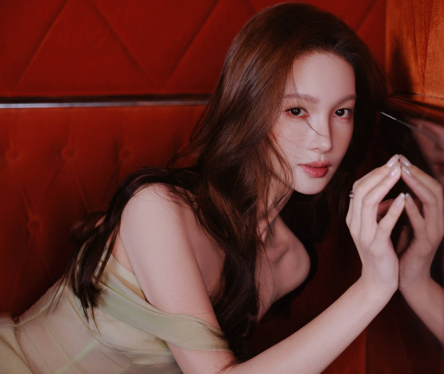 金晨穿纱裙清新梦幻 肌肤白皙眼神慵懒魅力四射