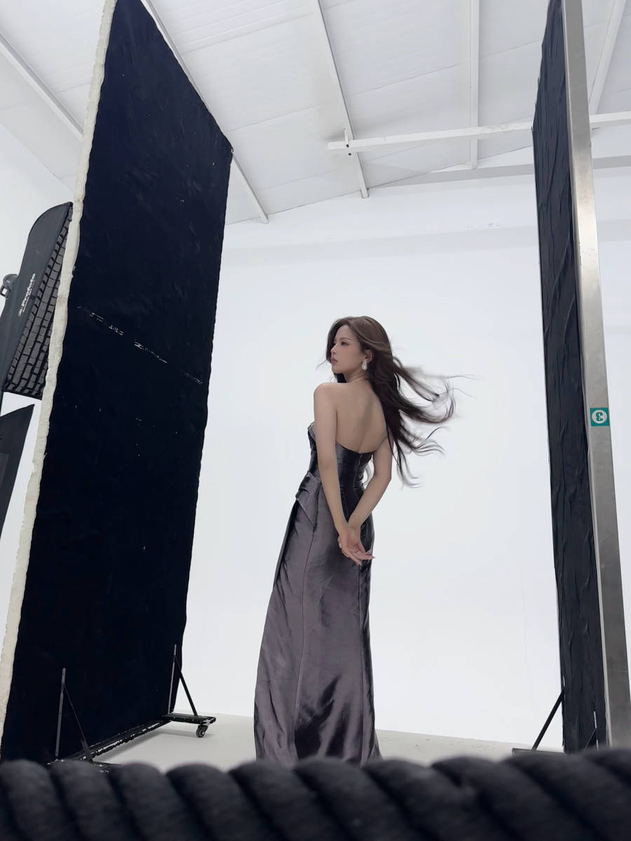 杨超越趴在沙发上睡觉 身材凹凸有致修长双腿吸睛