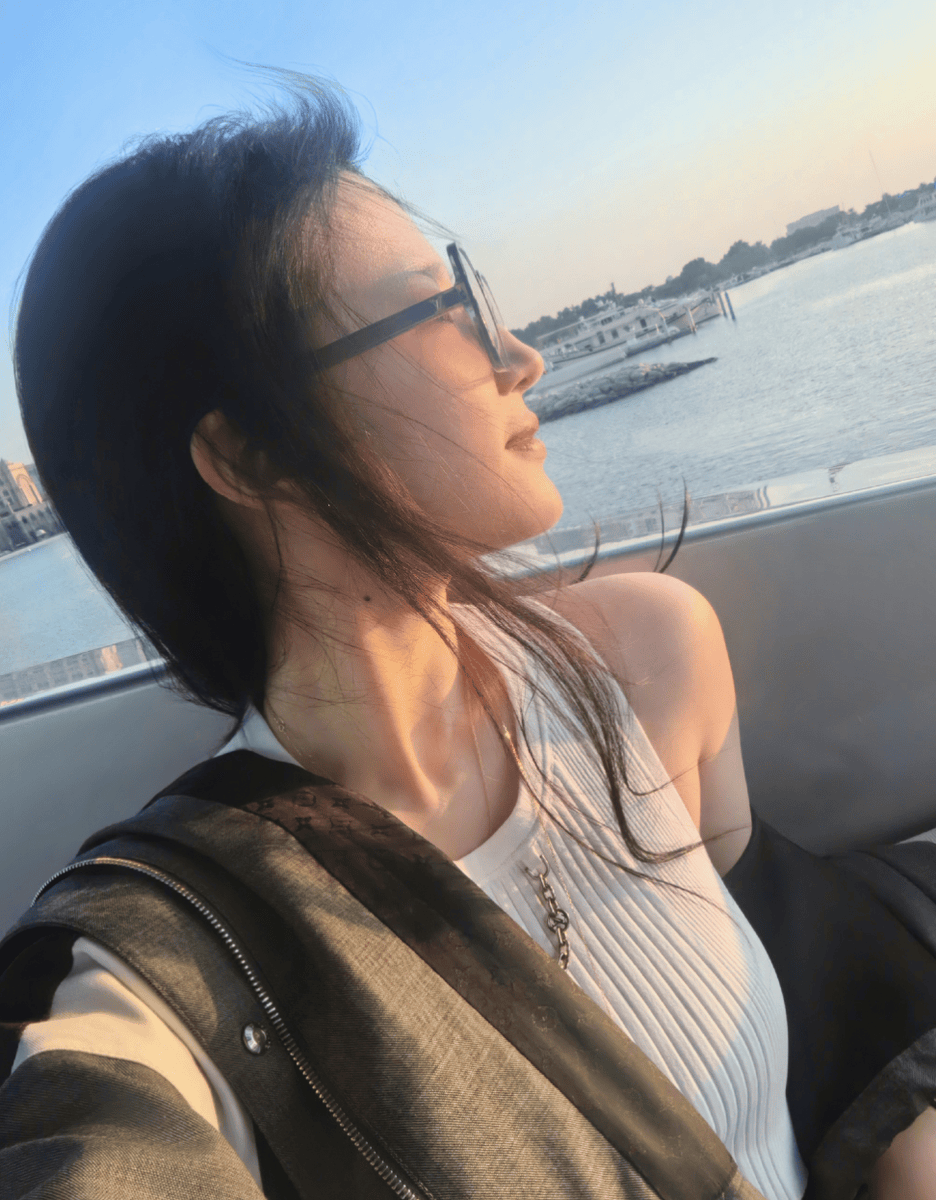 刘亦菲灰色系穿搭勾勒利落身形 落日下优雅明媚