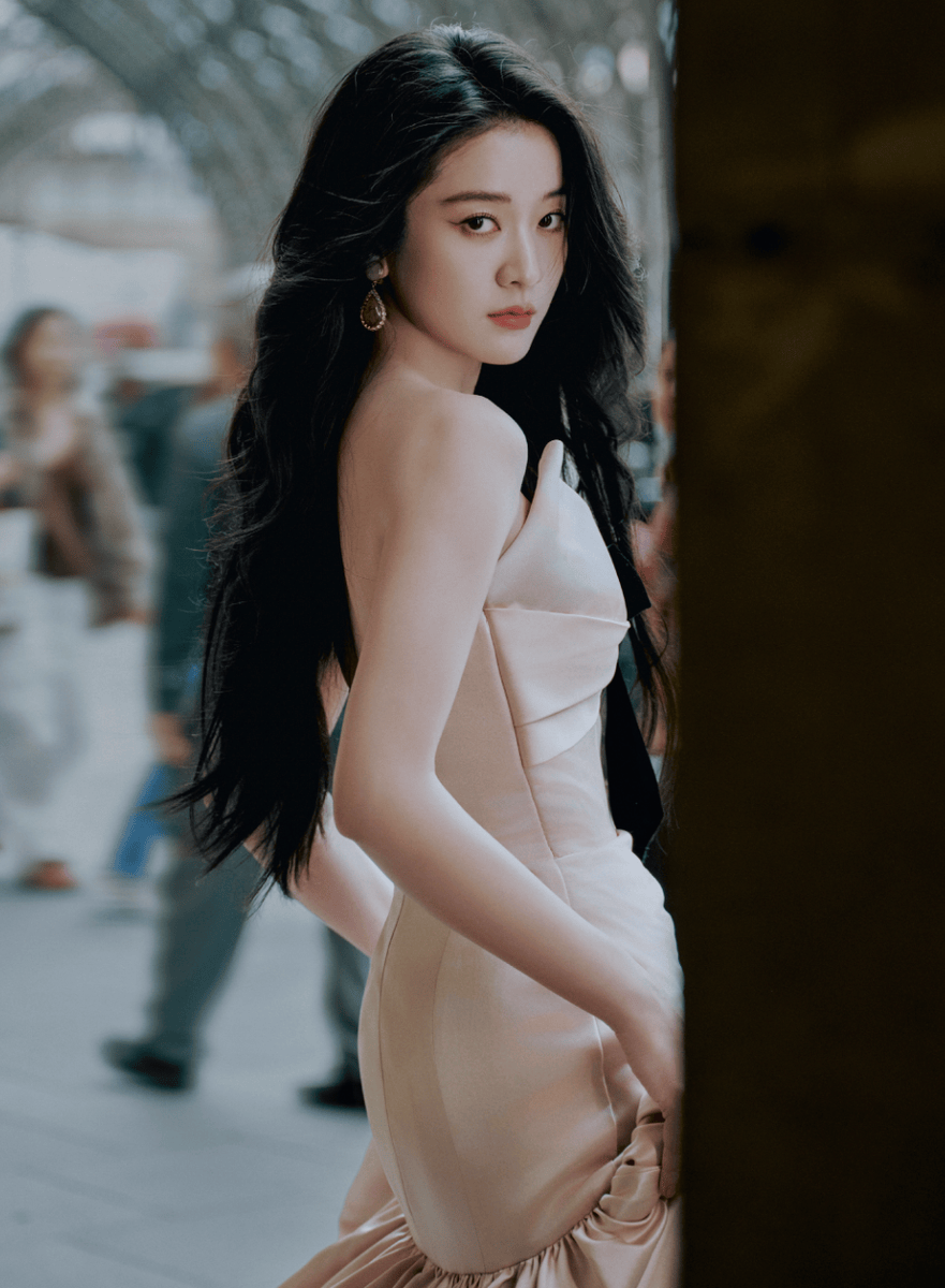 张雪迎穿缎面礼裙温婉大气 穿梭光影诠释电影质感-第7张图片-旧杳电影网