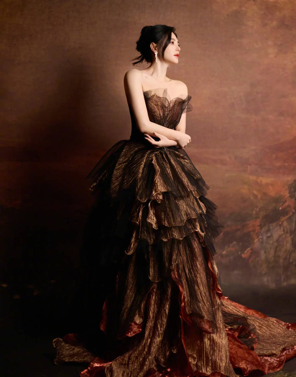 张雨绮一袭棕色裙子宛若女王 低头垂眸眼神柔和