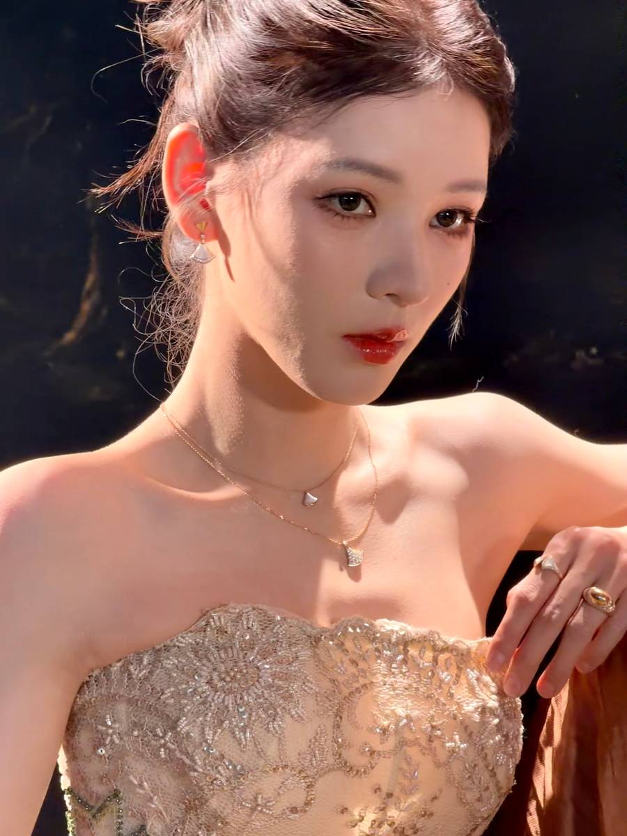 张予曦一袭鎏金裙好身材尽显 盘发造型优雅贵气