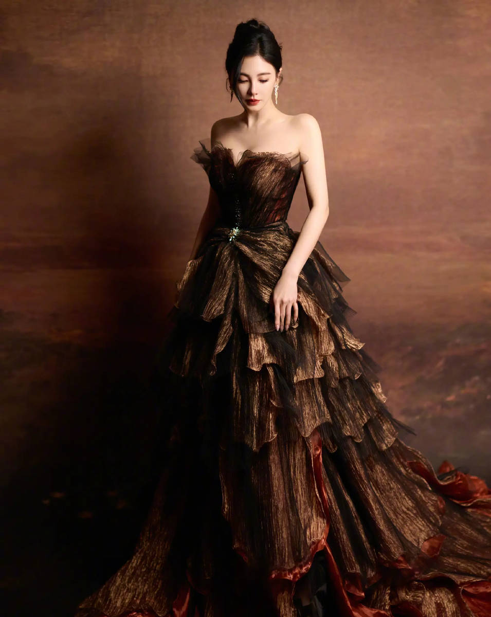 张雨绮一袭棕色裙子宛若女王 低头垂眸眼神柔和