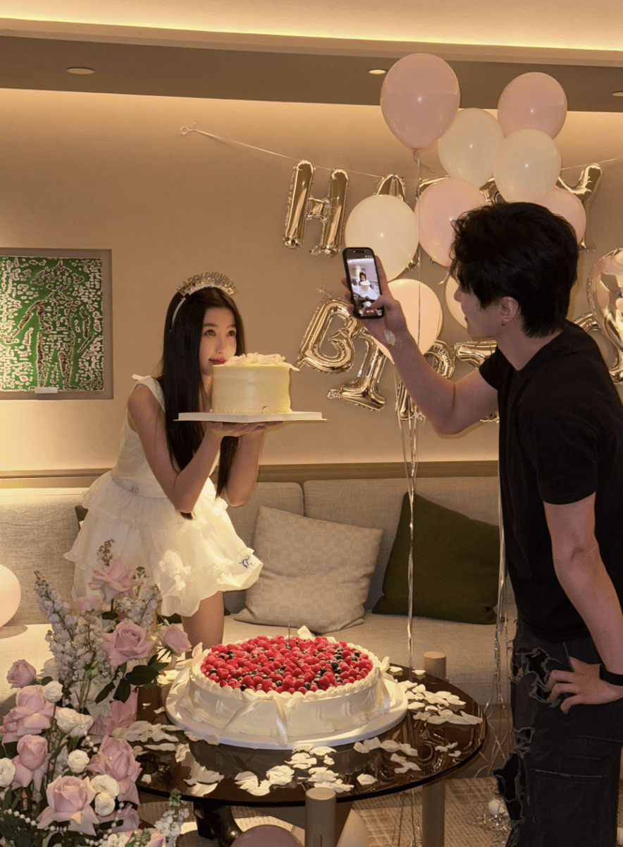 何与为虞书欣庆生互动亲昵 二人打扮潮酷男帅女美