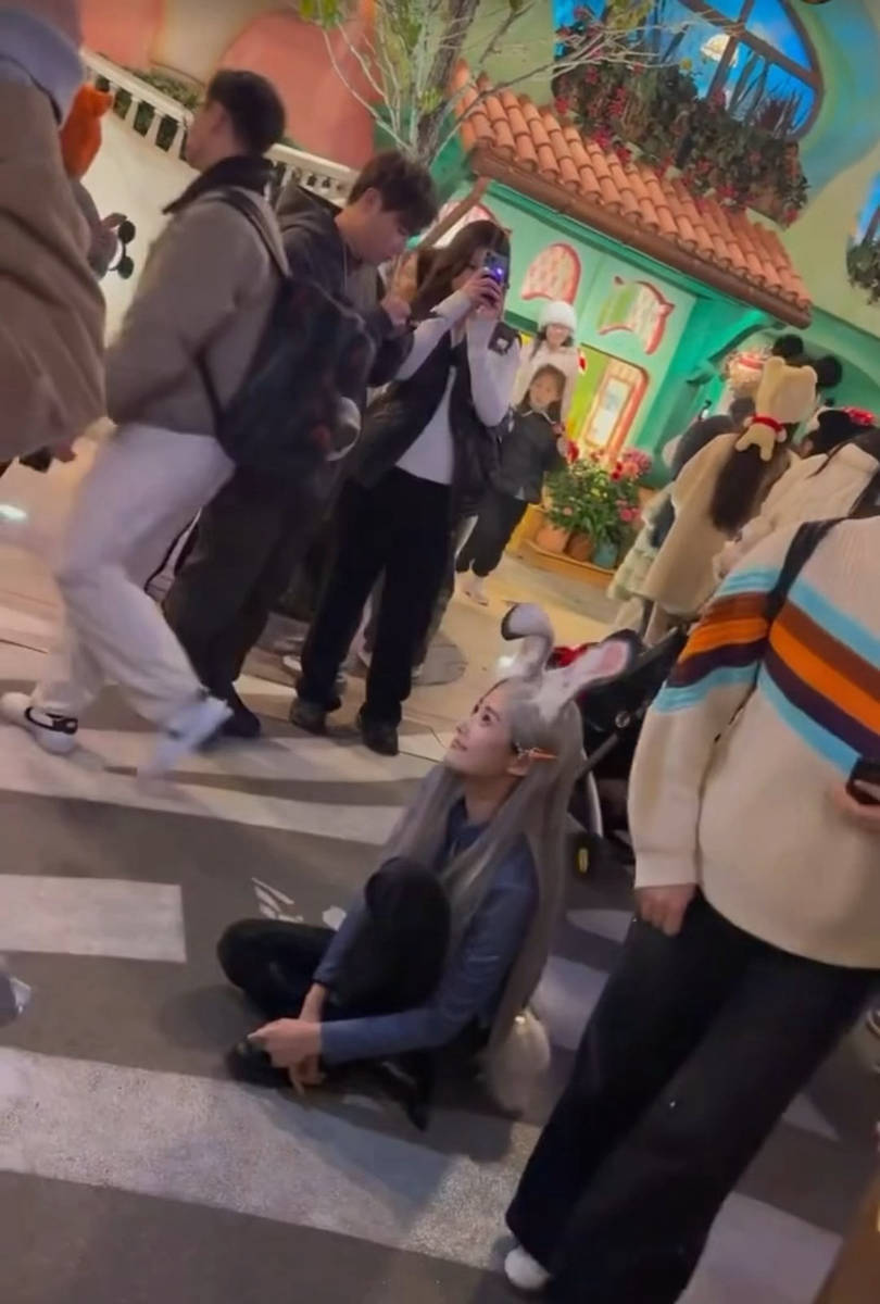 卢昱晓迪士尼拍摄被偶遇 COS兔子警官表情可爱灵动