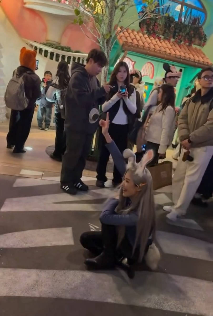 卢昱晓迪士尼拍摄被偶遇 COS兔子警官表情可爱灵动