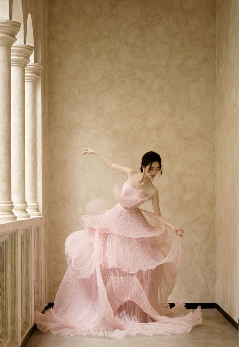 邓恩熙穿公主裙回眸灵动大方 俏皮起舞少女感十足