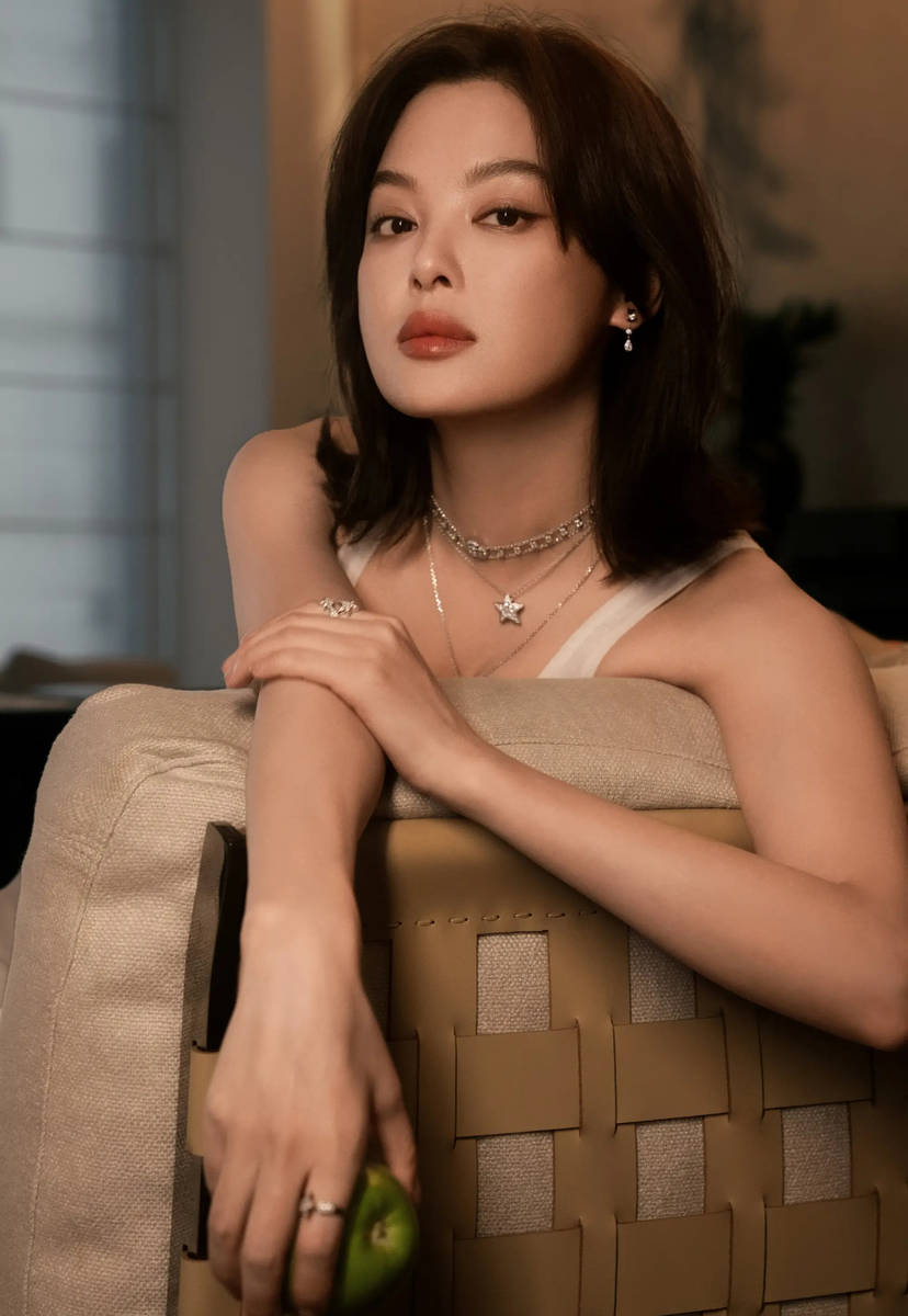 辛芷蕾冬至晒居家氛围感美照 笑容明媚松弛感拉满