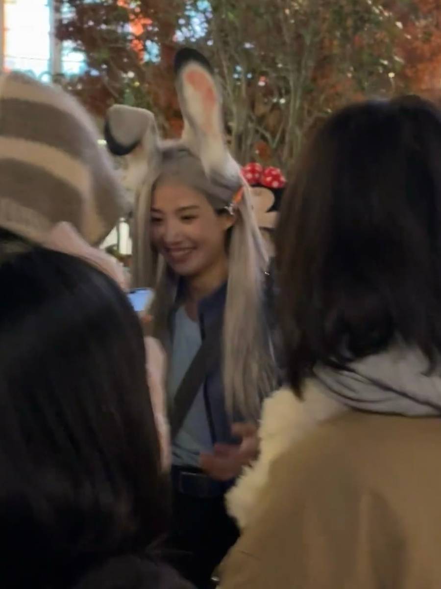 卢昱晓迪士尼拍摄被偶遇 COS兔子警官表情可爱灵动