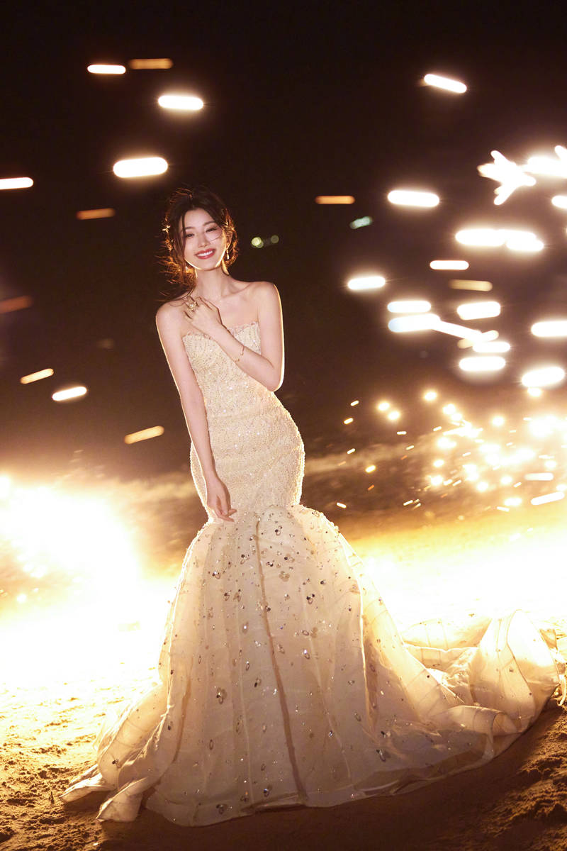 毛晓彤置身烟花丛中梦幻美丽 笑容甜美楚楚动人