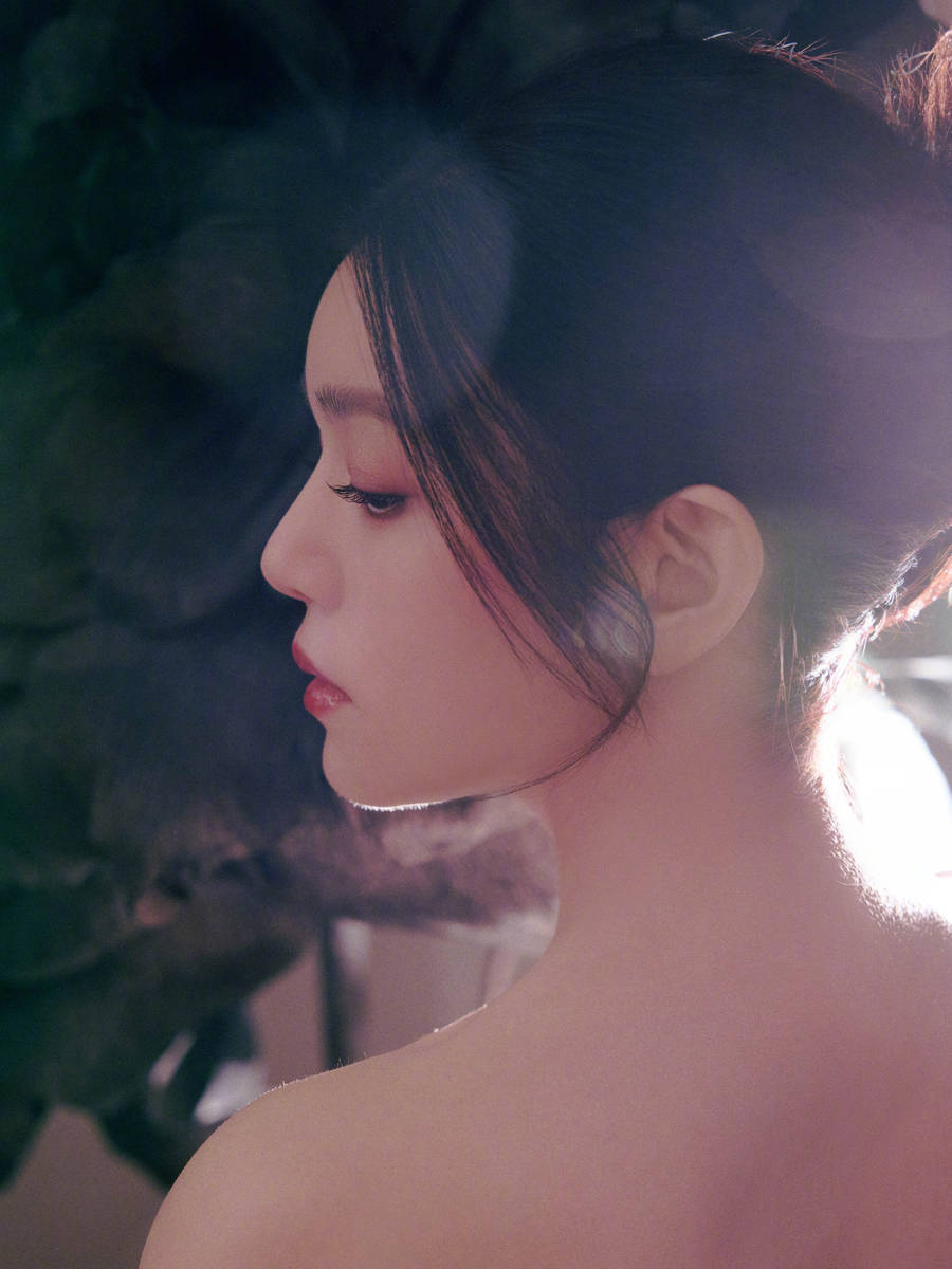 陈妍希穿黑抹胸裙精致优雅 发丝盘起衬出纤美肩颈