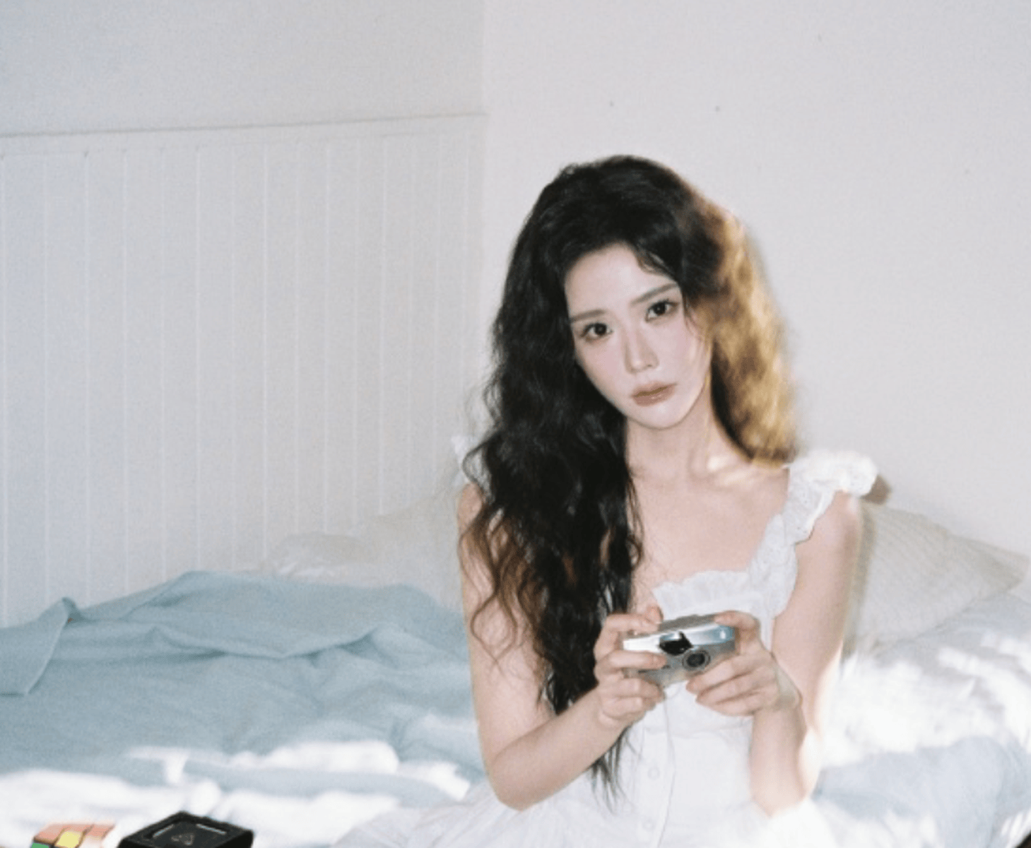 王艺瑾穿白蕾丝裙温柔灵动 雀斑妆精致亮眼