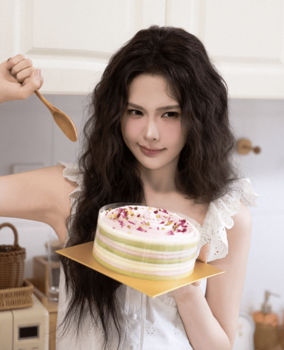 王艺瑾穿白蕾丝裙温柔灵动 雀斑妆精致亮眼