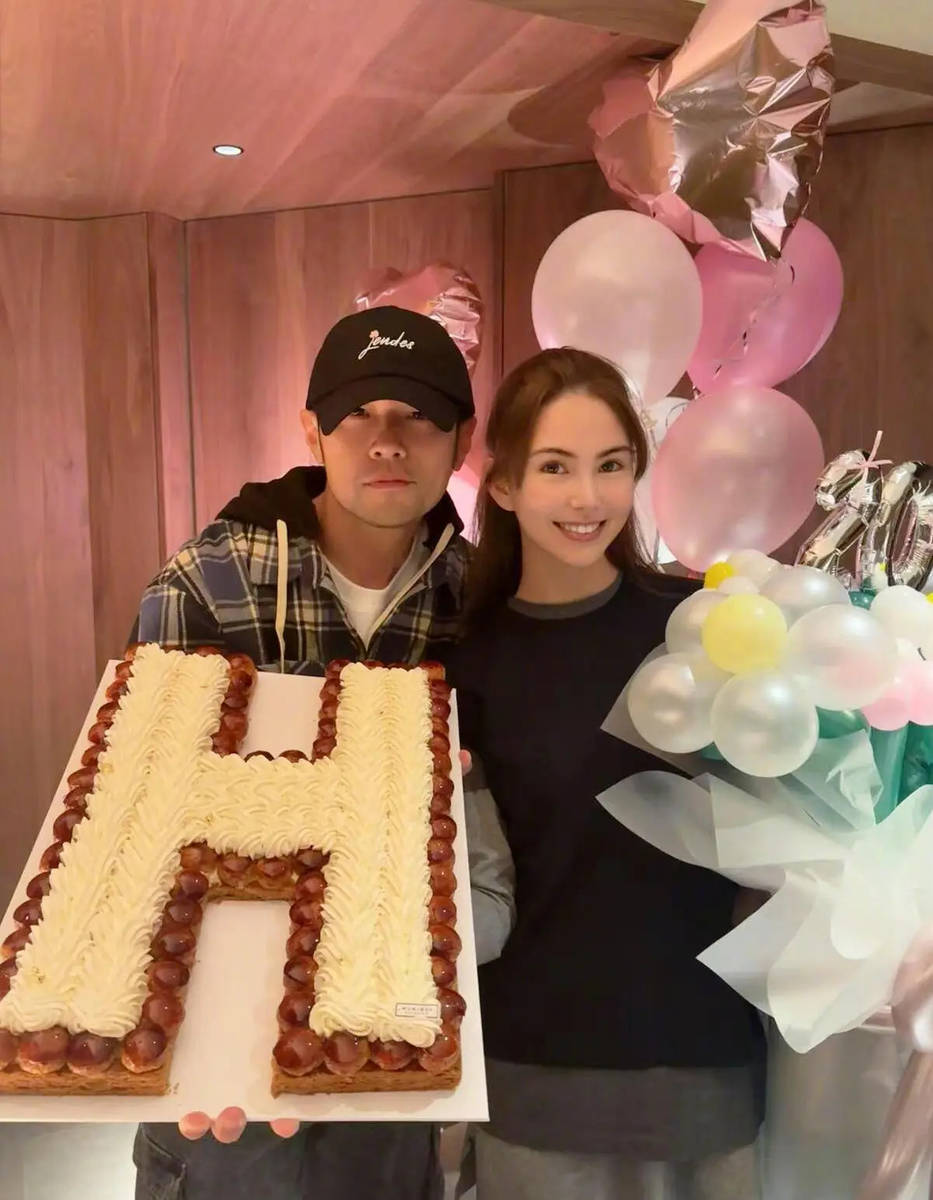 周杰伦昆凌最新合照曝光！夫妻亲密依偎甜蜜又幸福