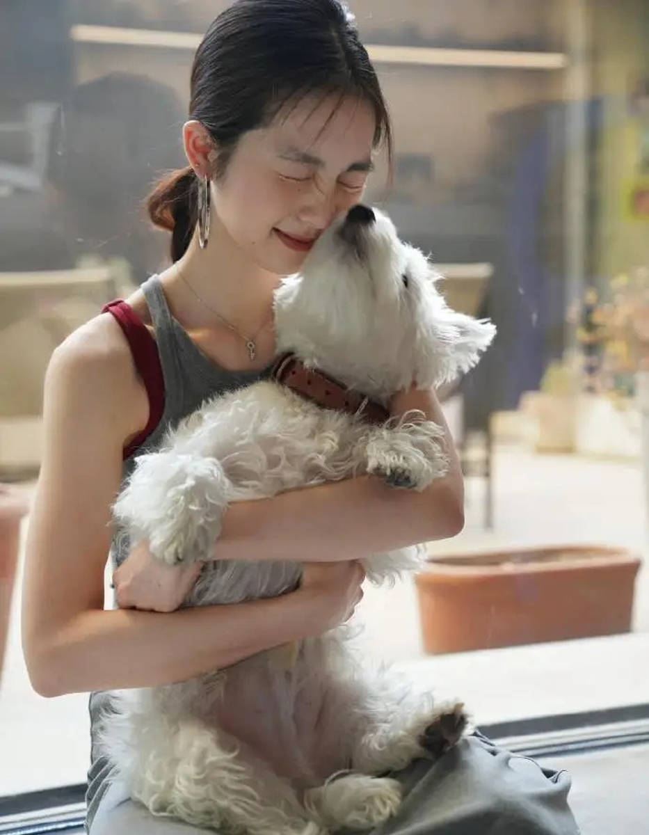 黄多多晒近照美出新高度 怀抱小狗笑容甜美可爱