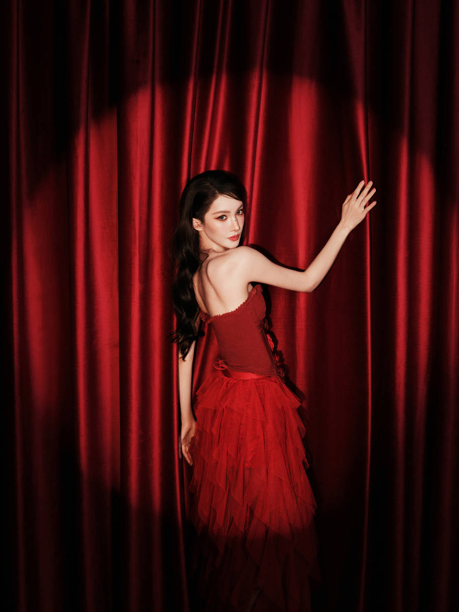 金晨一袭红色纱裙化身玫瑰女郎！舞姿优美身材性感