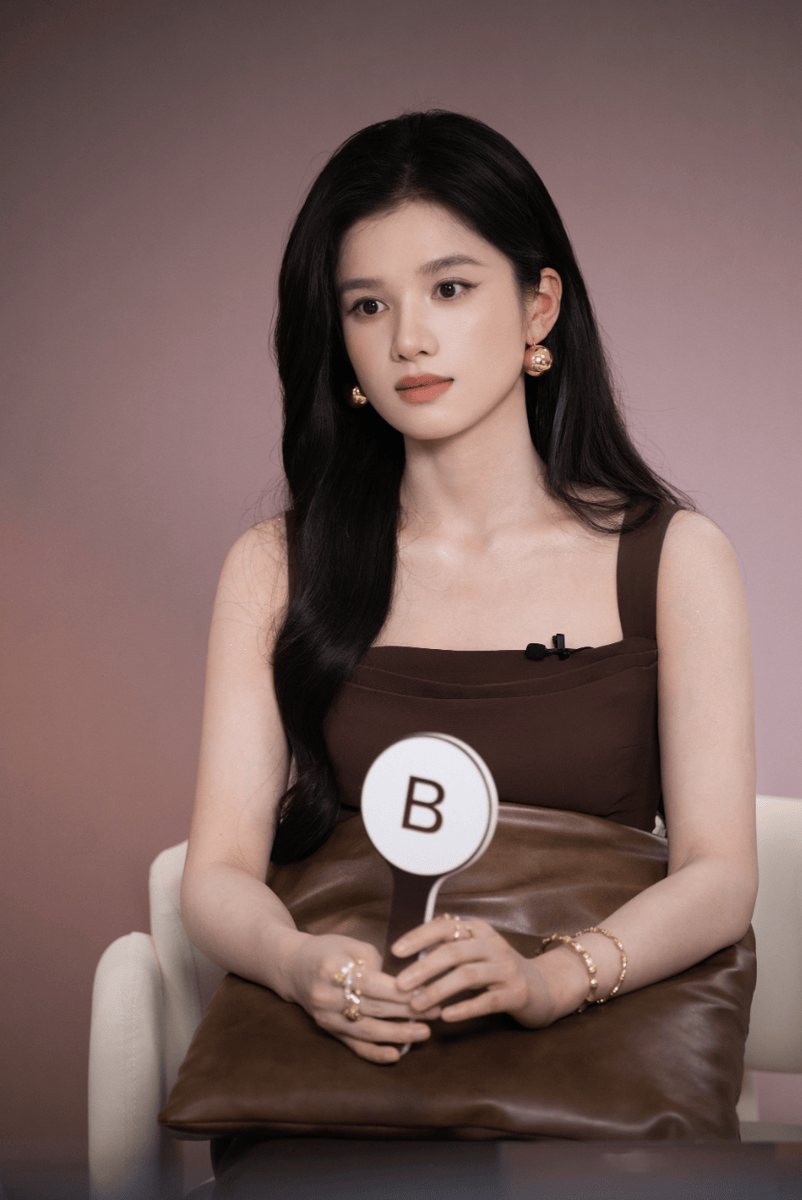 张婧仪穿棕调吊带裙肩颈诱人 手拿竹杖笑容甜美