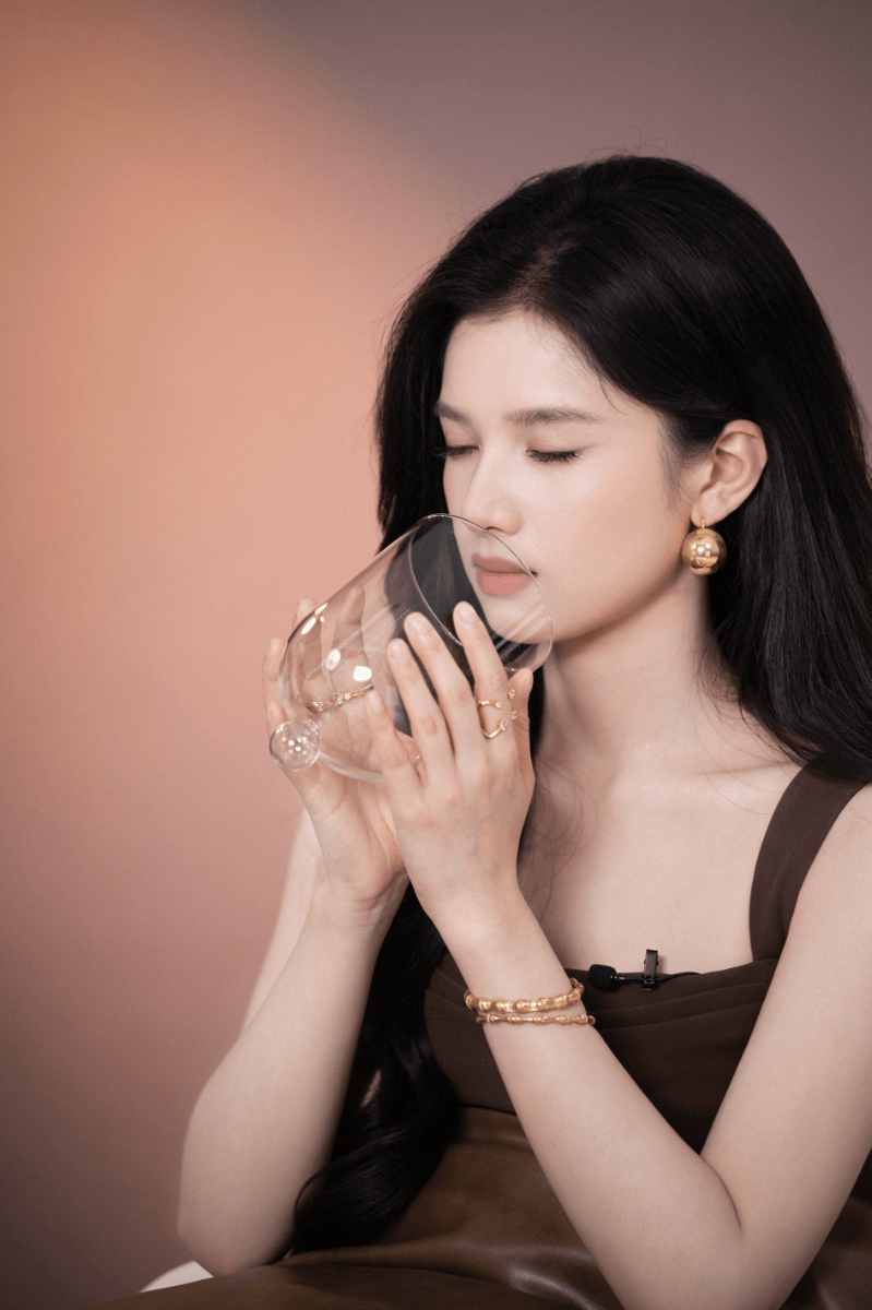 张婧仪穿棕调吊带裙肩颈诱人 手拿竹杖笑容甜美