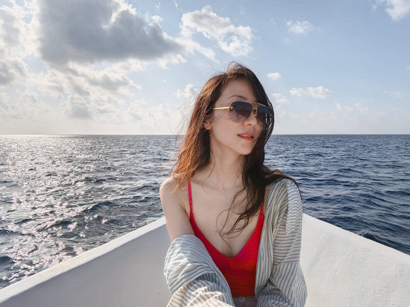 韩雪乘坐游艇出海心情好！穿红色小吊带明艳吸睛