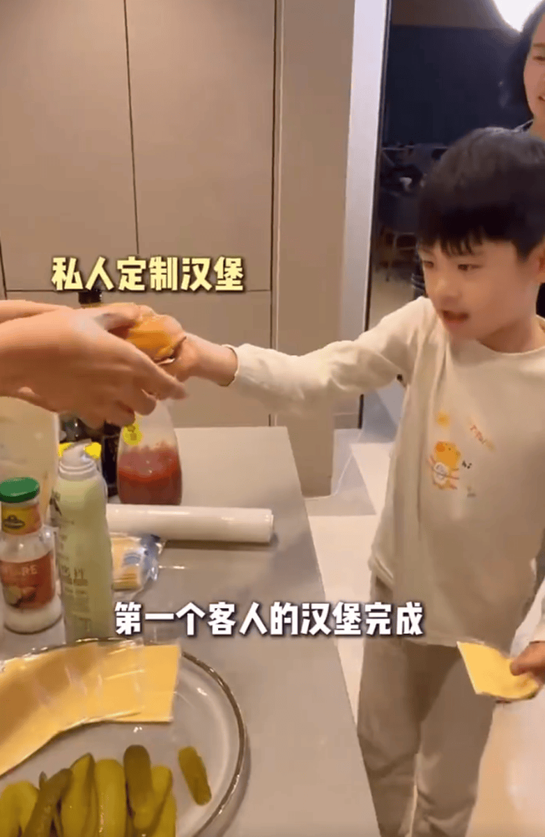 秋瓷炫给儿子制作豪华汉堡！啪嗒夸妈妈做的最好吃