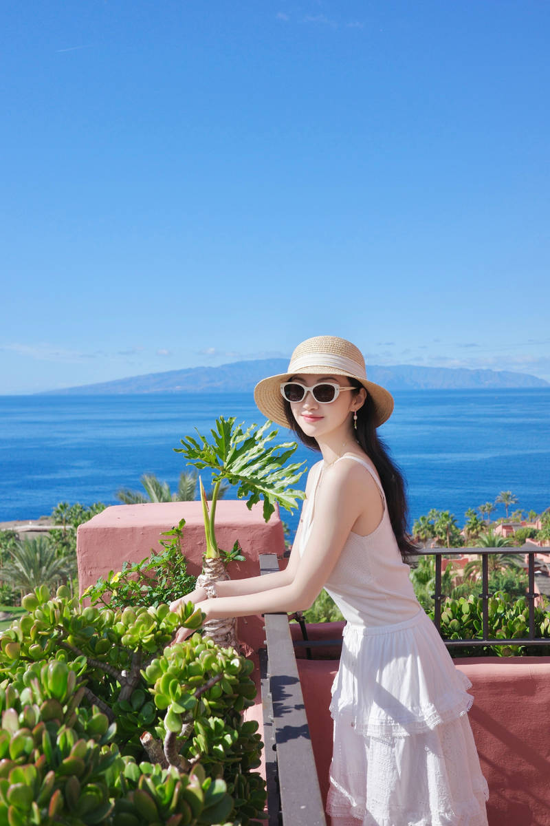 景甜晒海边美照好养眼！穿白色吊带裙气质清新靓丽