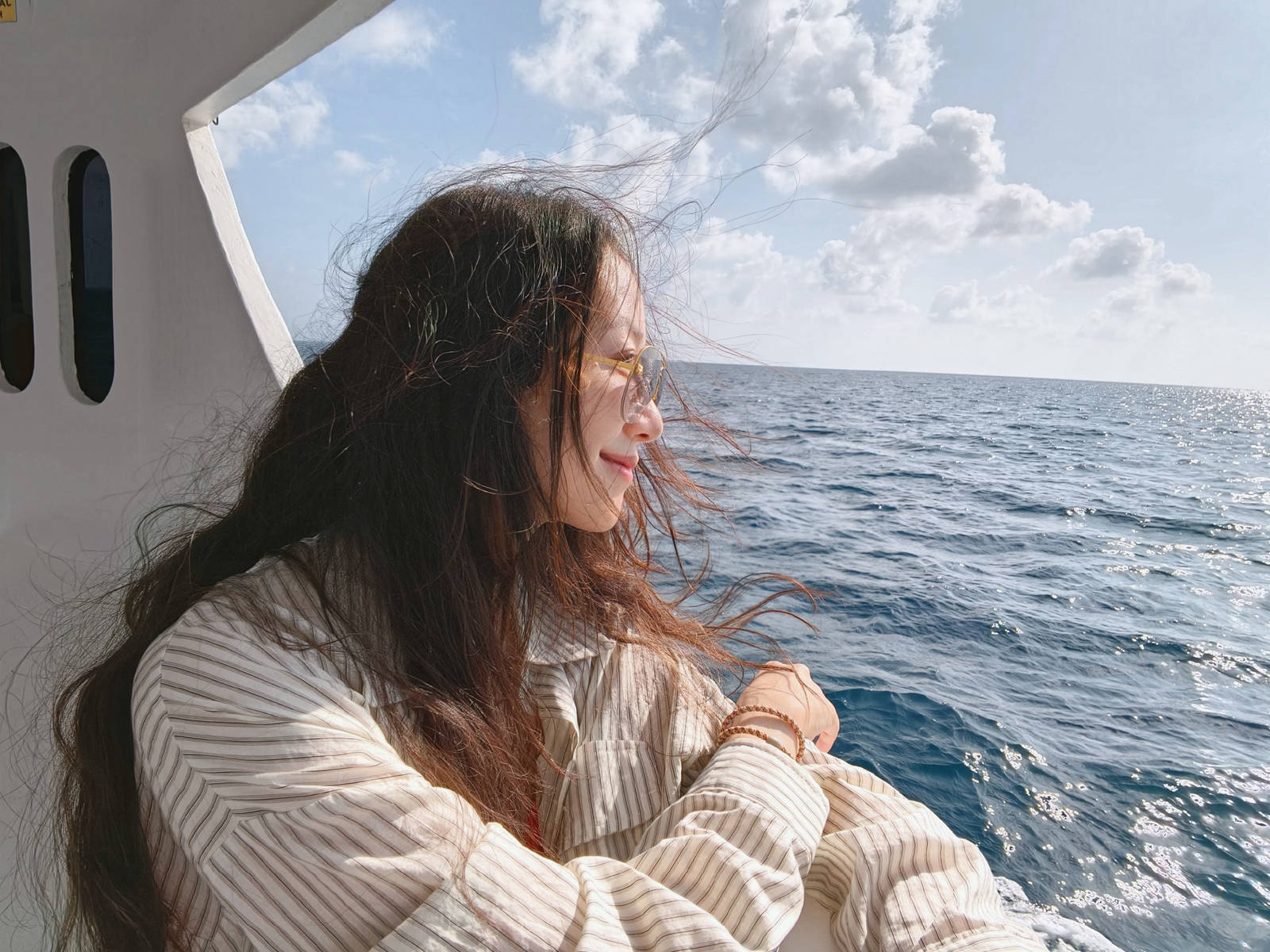 韩雪乘坐游艇出海心情好！穿红色小吊带明艳吸睛