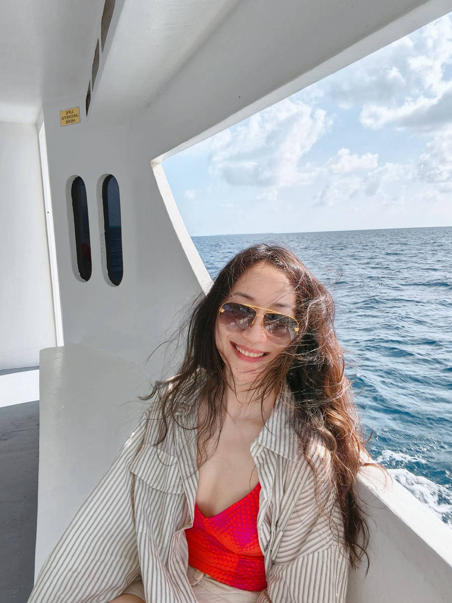 韩雪乘坐游艇出海心情好！穿红色小吊带明艳吸睛