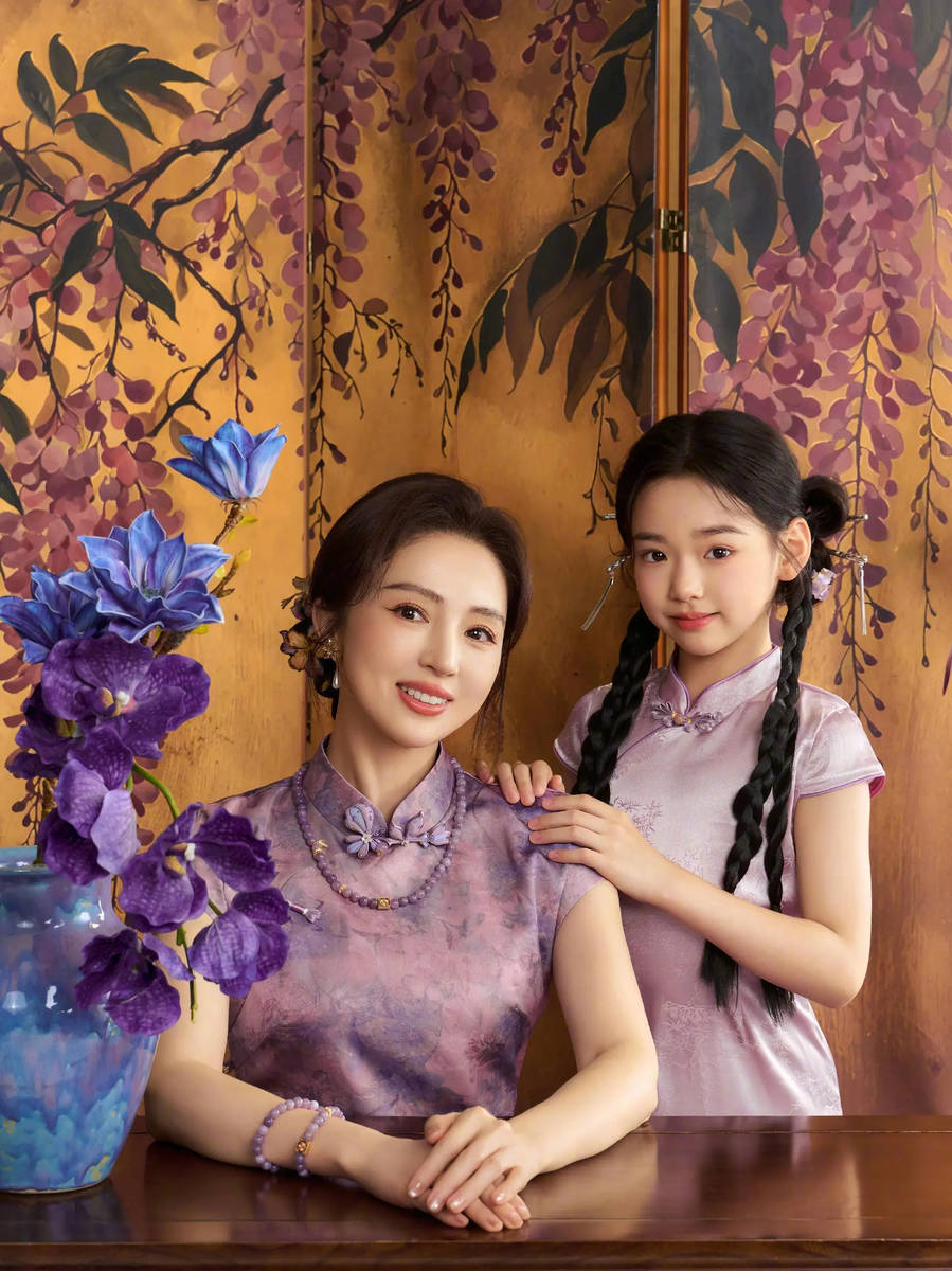 董璇与小酒窝同穿紫色系旗袍 母女俩贴贴颜值能打