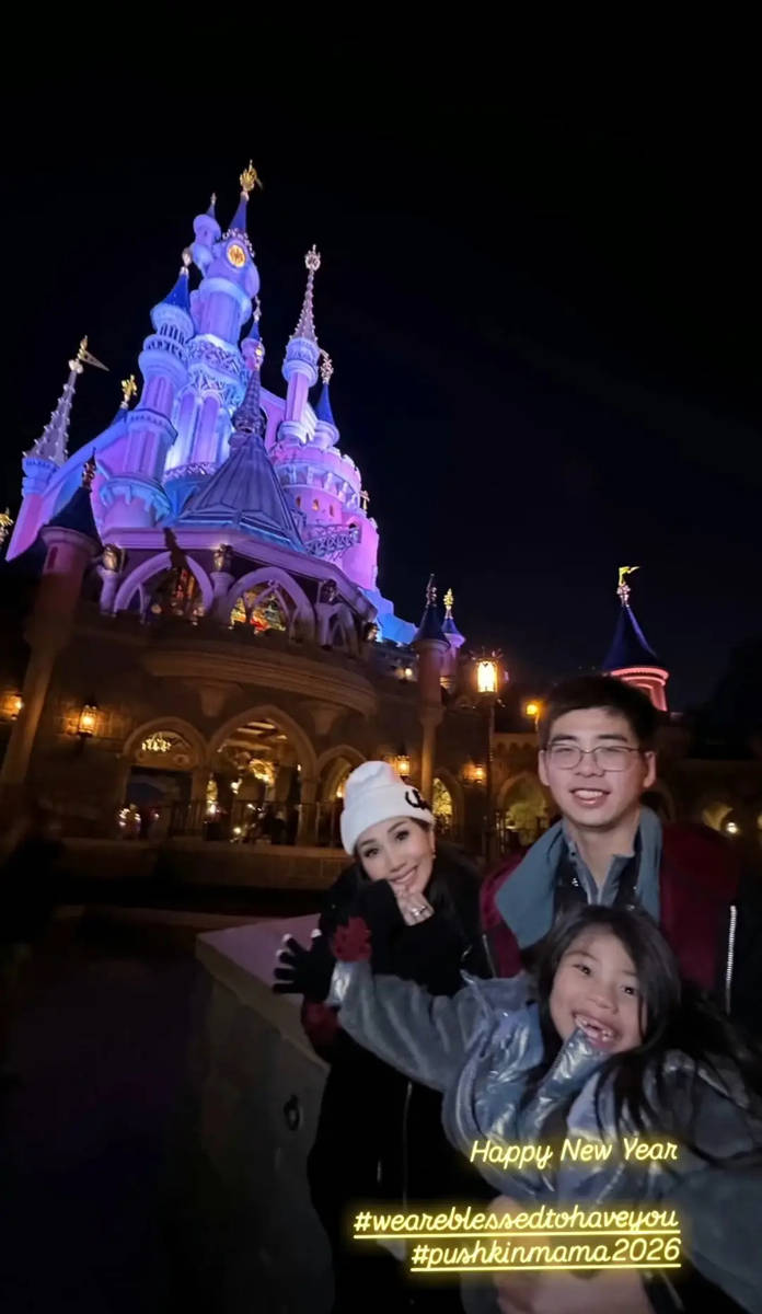 何超盈晒一家法国旅行合照！与小8岁老公感情超好