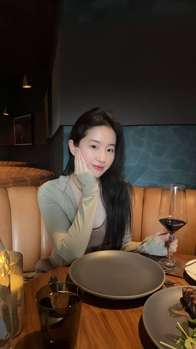 刘亦菲素颜出游优雅大方 对镜自拍表情灵动