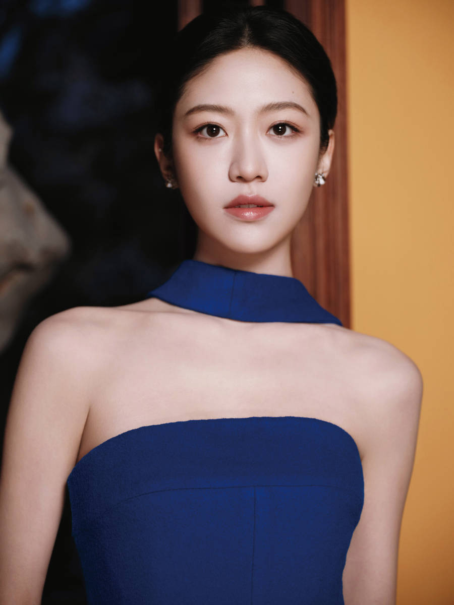 向涵之穿抹胸长裙身材凹凸有致 盘发造型优雅端庄