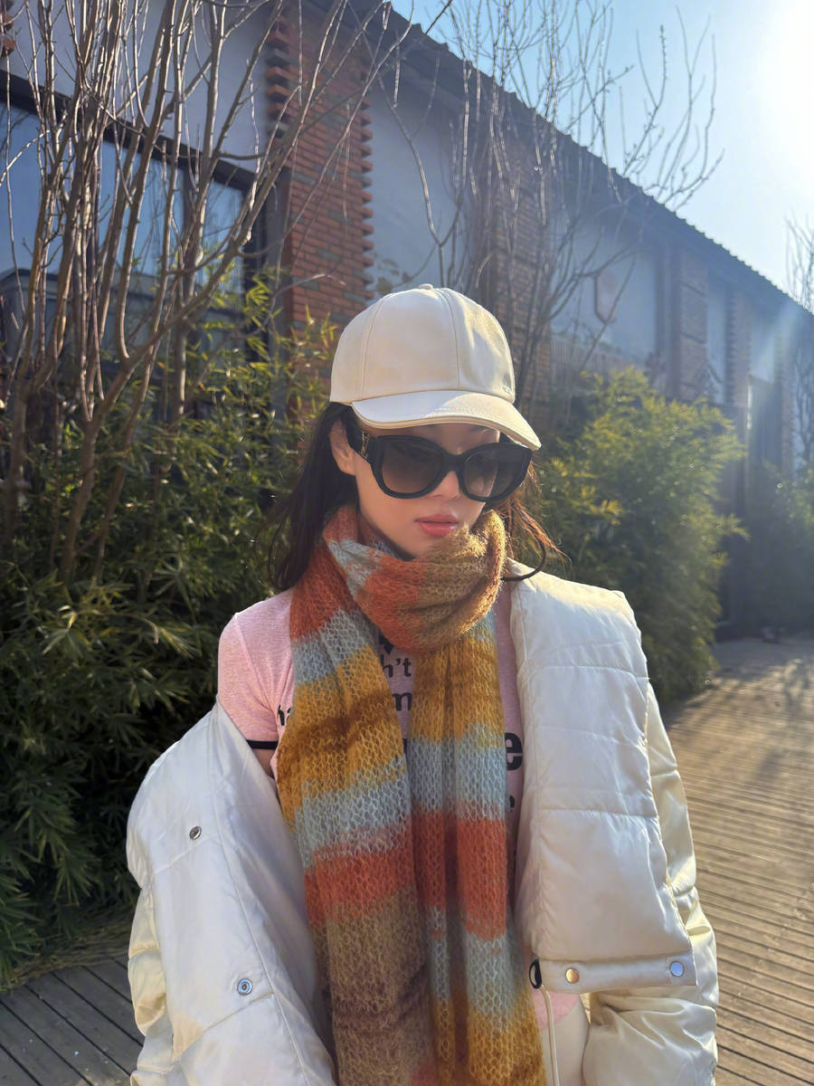 张馨予系上妈妈亲手织的围巾拍照！笑容满面好幸福