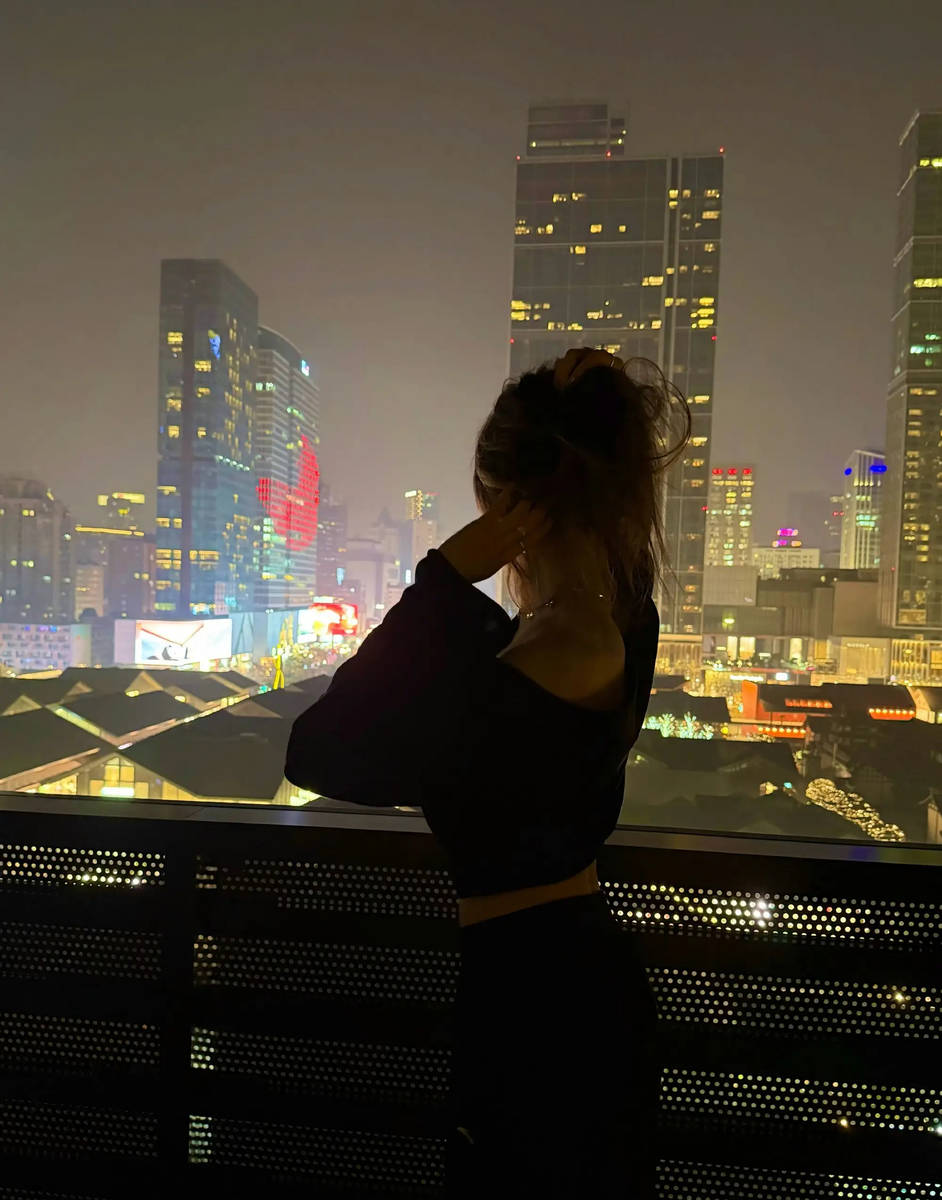 谷爱凌更新生活美照！大方秀纤细美腿身材超好