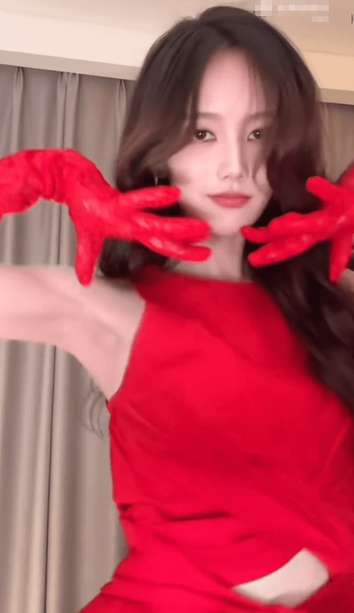 李一桐穿红色长裙跳舞好养眼 舞姿动感酷飒又美又A