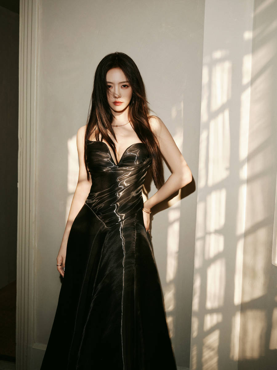 蔡文静穿黑色抹胸裙又美又飒 秀曼妙身姿性感吸睛