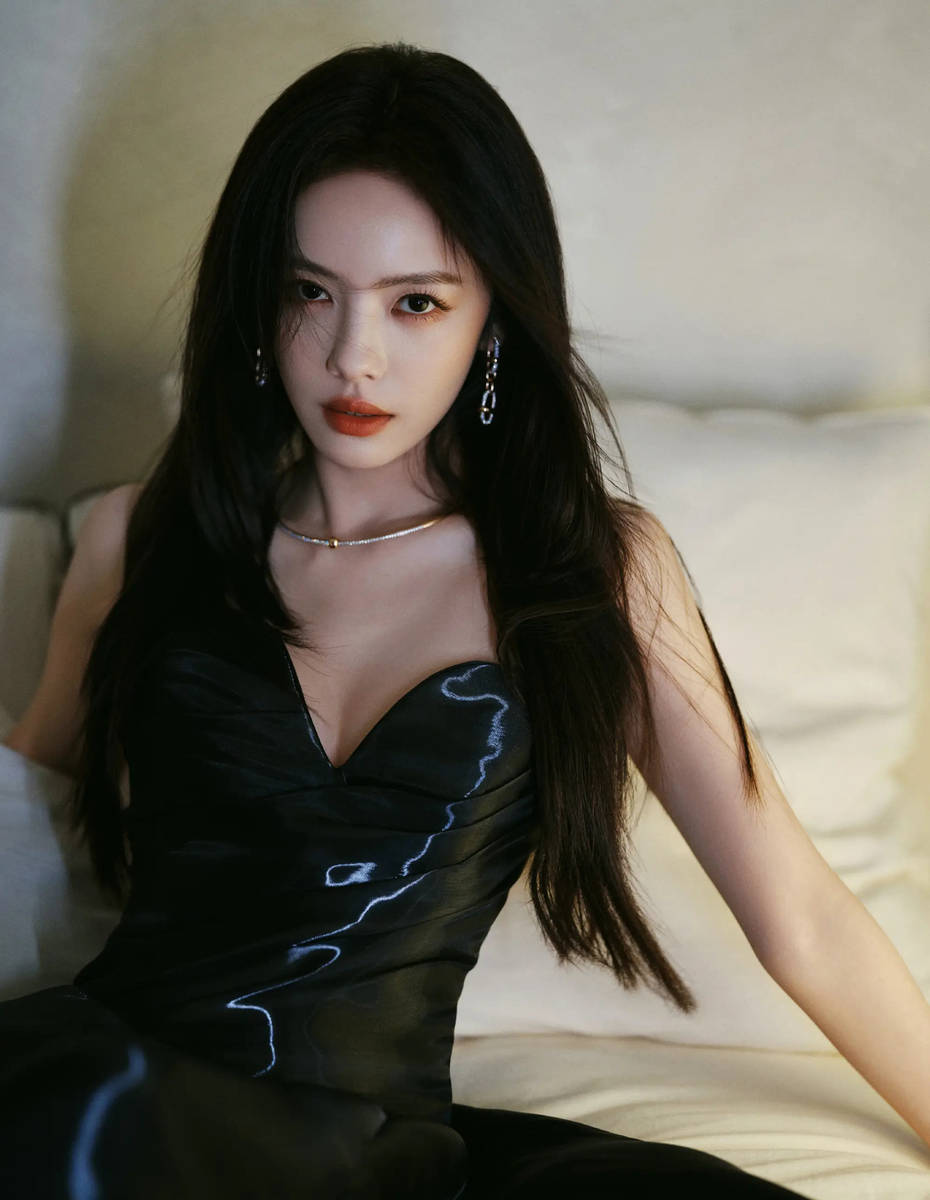 蔡文静穿黑色抹胸裙又美又飒 秀曼妙身姿性感吸睛