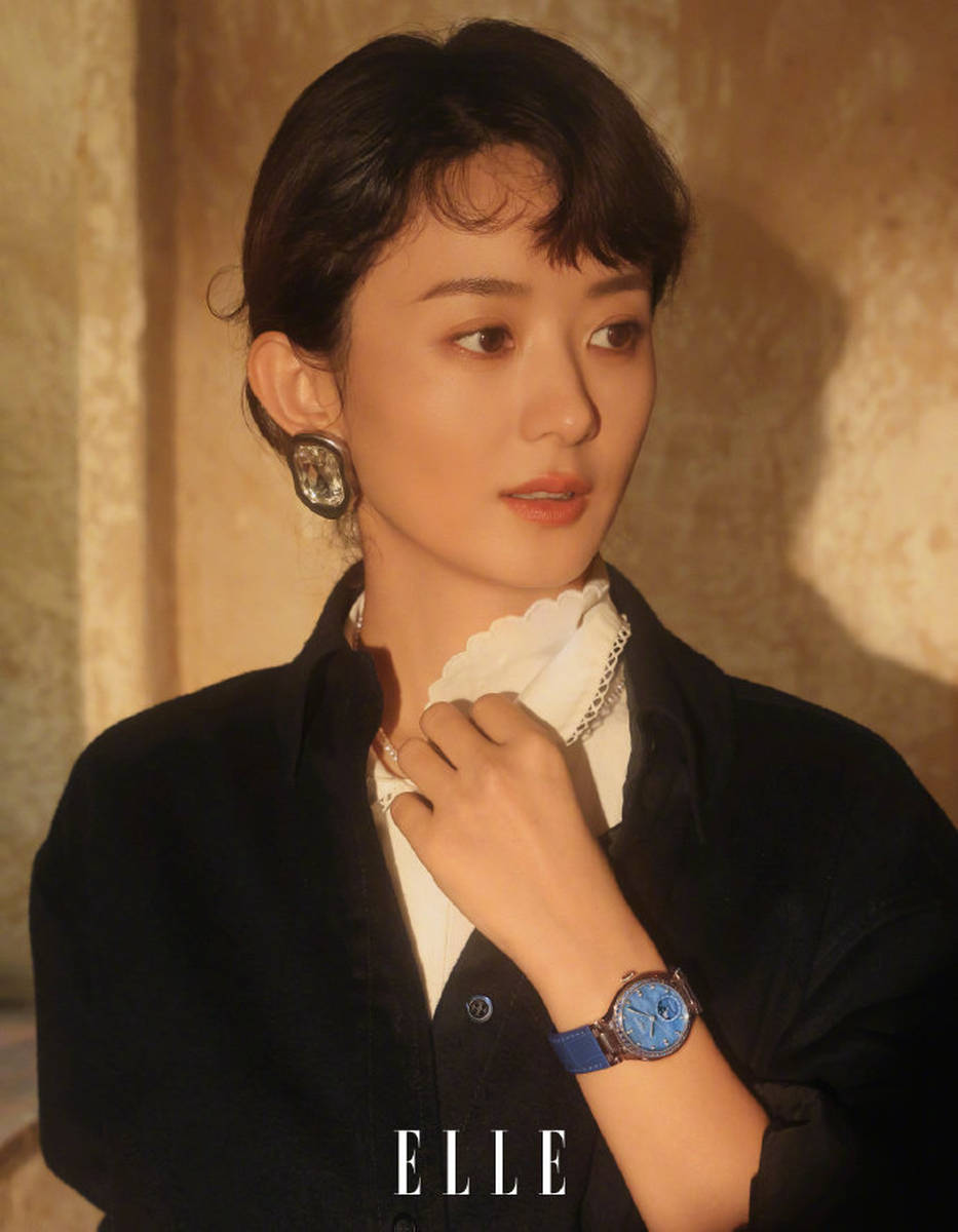 赵丽颖复旧感大片释出 暖调光影勾画慵懒优雅感