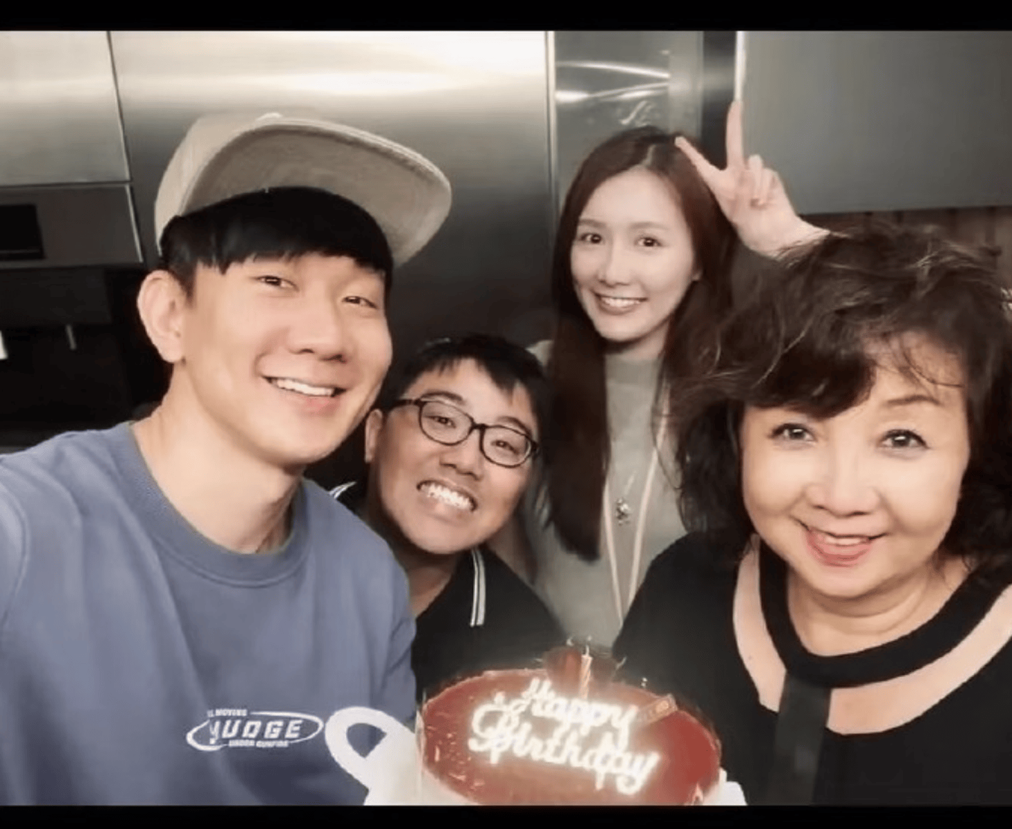 林俊杰与前女友合照疑曝光 女方温柔气质笑容甜美