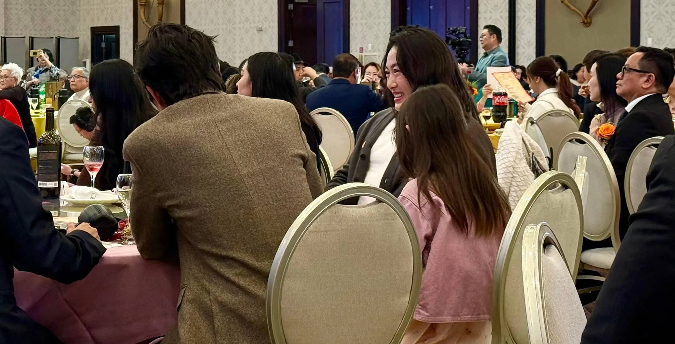 陈冠希一家三口洛杉矶参加婚礼 女儿长相甜美可爱